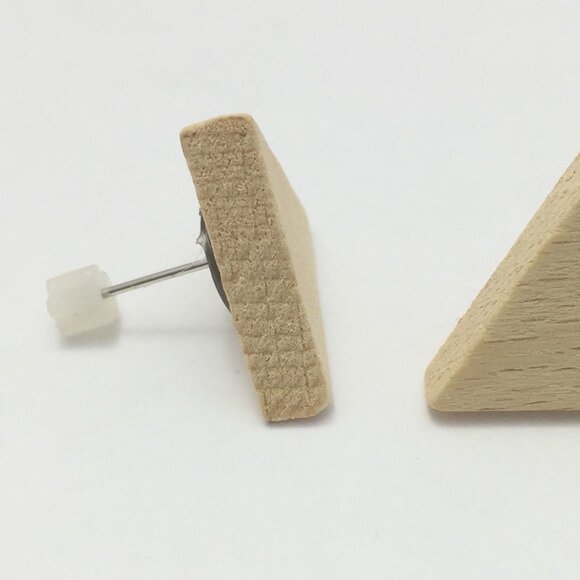 Jewelry earrings stud studs wood wooden triangle triangular minimalist fashion - Picture 3 of 3